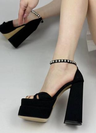 Босоніжки на підборах і платформі чорні і білі