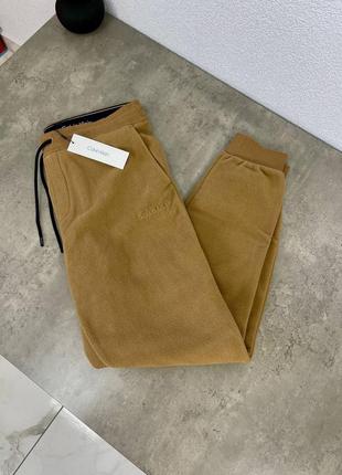 Оригинальные брюки от бренда calvin klein на флисе