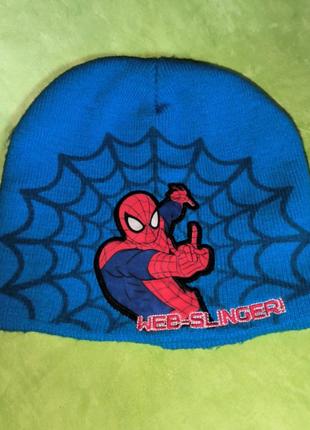 Синяя шапка spider man на парня