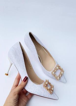 Туфли текстильные с брошью туфельки с брошью на каблуке туфли на каблуке, светлые туфли ткани туфли на шпильке2 фото