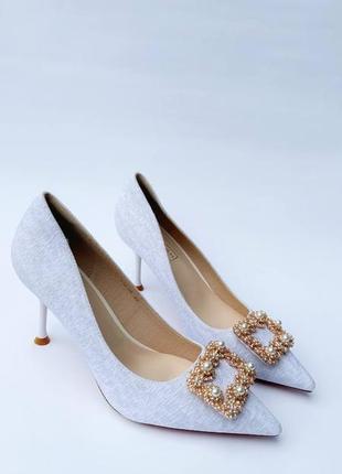 Туфли текстильные с брошью туфельки с брошью на каблуке туфли на каблуке, светлые туфли ткани туфли на шпильке3 фото