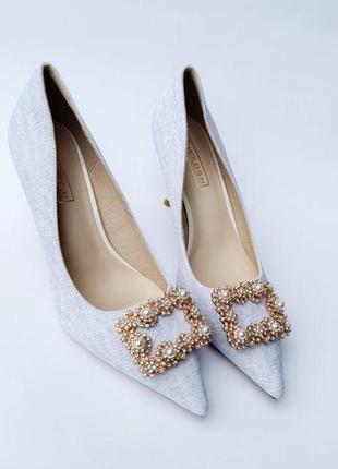 Туфли текстильные с брошью туфельки с брошью на каблуке туфли на каблуке, светлые туфли ткани туфли на шпильке4 фото