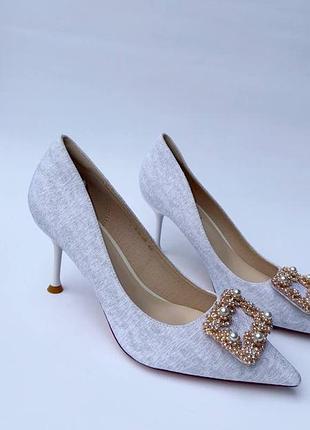 Туфли текстильные с брошью туфельки с брошью на каблуке туфли на каблуке, светлые туфли ткани туфли на шпильке6 фото