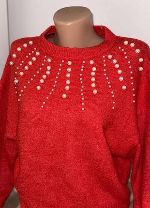 Яркий теплый свитер с жемчугом