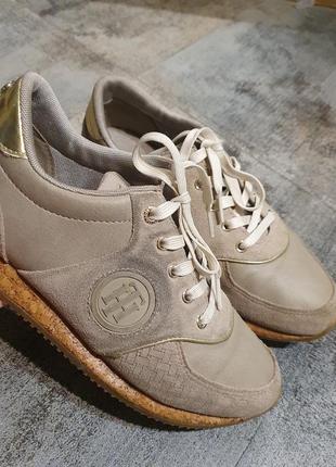 Стильные кроссовки демисезонные tommy hilfiger