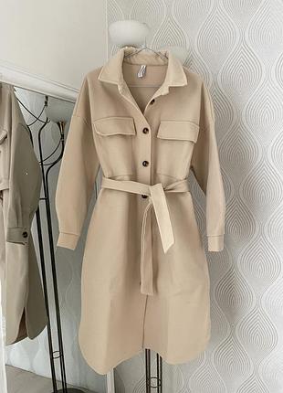 Бежеве довге пальто з ременем у розмірі s від new collection