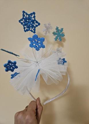 Обруч снежинки бело голубой ободок