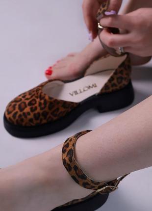 Открытые замшевые туфли в леопардовый принт7 фото