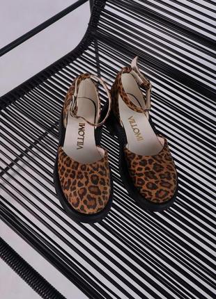 Открытые замшевые туфли в леопардовый принт2 фото