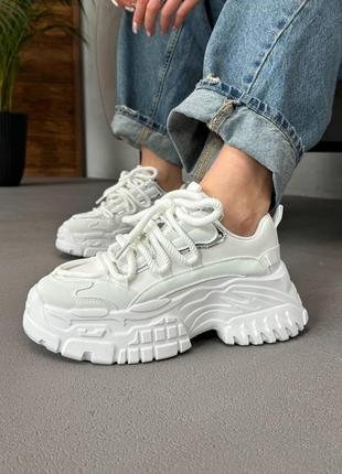 Білі кросівки на високій підошві