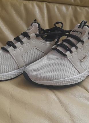 Жіночі кросівки