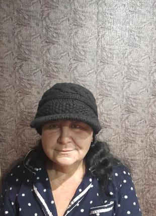 Шапочка с козырьком.