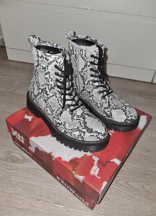 Стильные ботинки в стиле dr.martens