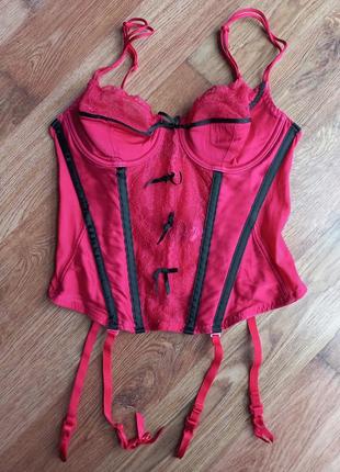 Роскошный красный корсет, пеньюар с подвязками.