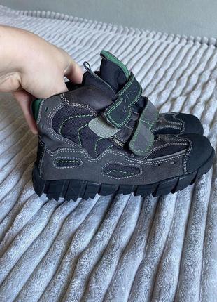 Ботинки фирменные, утепленные на мальчика р.31.