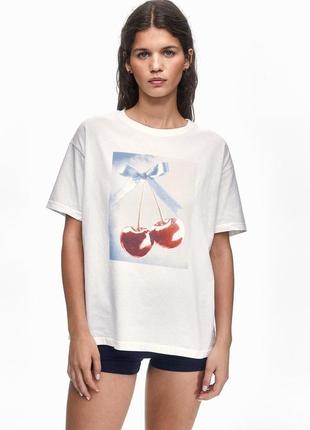 Футболка pull and bear з принтом
