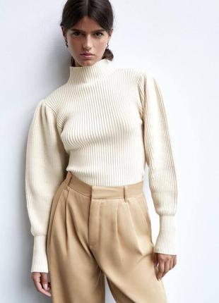 Плотный бежевый гольф в рубчик с рукавами воланами zara
