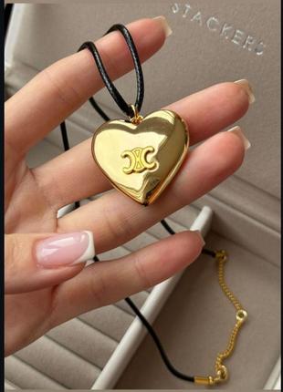 Шикарний кулон в стилі відомого бренду