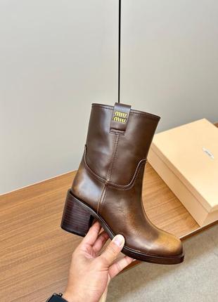 Стильні шкіряні черевикі боти ботильйони в стилі бренду