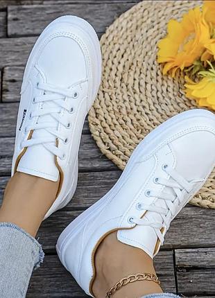 Нові білі кросівки