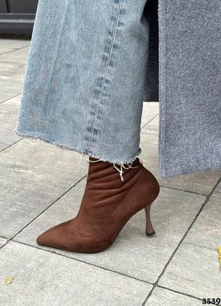 Демисезонные стрейчевые ботильоны на шпильке, коричневые - арт. 35391