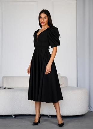 Ошатна святкова сукня з короткими об'ємними рукавами і вільною спідницею