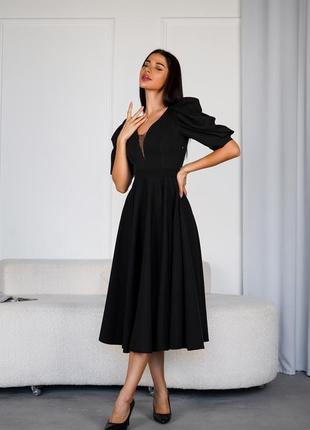 Ошатна святкова сукня з короткими об'ємними рукавами і вільною спідницею