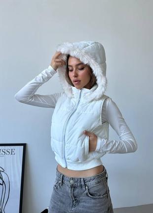 Укорочена жилетка з капюшоном