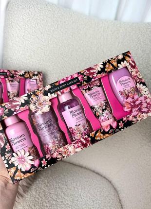 Подарунковий набір 5 в 1 з ніжним квітковим ароматом "blossom flowers" bath & body care set