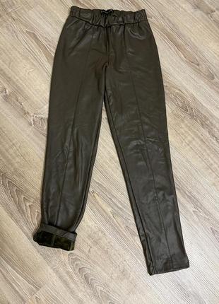 Теплые штанишки в актуальном цвете