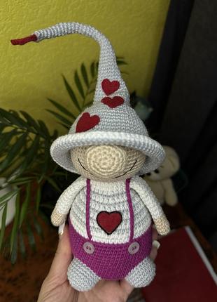 Вязаная игрушка гном