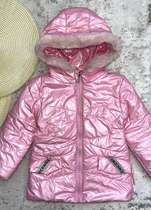 Удлиненная куртка розового цвета, полностью утеплена флисовым подкладом. мех на капюшоне