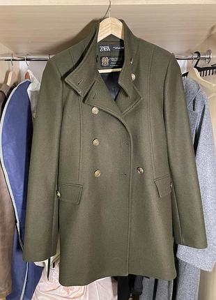 Пальто zara manteco темно-зеленого цвета