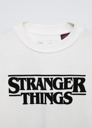 Лонгслів stranger things ™/ © netflix з написом4 фото
