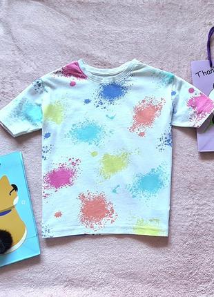 Яскрава футболка