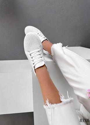 Білі натуральні шкіряні кросівки кеди кєди з наскрізною перфорацією на товстій підошві шкіра8 фото