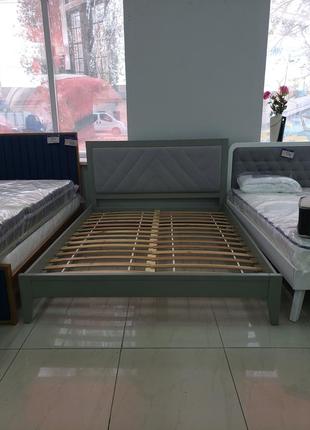 Ліжко з м'яким узголів'ям