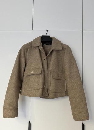 Пиджак / короткое пальто zara, размер s, есть подкладка, теплая, приятная ткань на ощупь