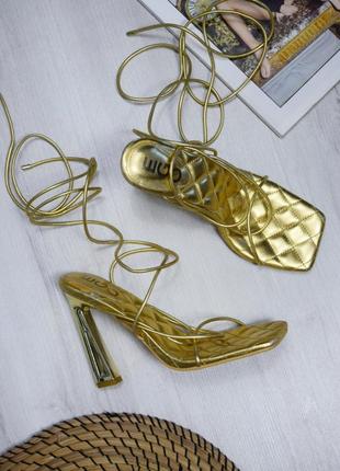 Босоніжки босоножки золотисті на шнурівці квадратний мис стьобані