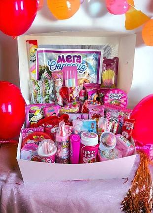 Подарунок-сюрприз на день народження дівчинці, велика коробка з цукерками та іграшкою