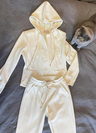 Костюм молочный, брюки и жакет с капюшоном бренда esvivivid итальялия