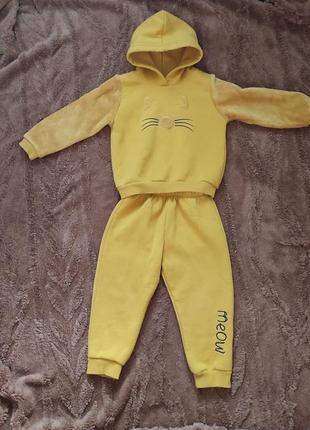 Теплый костюм на флисе горчичного цвета