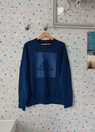 Свитшот adidas.