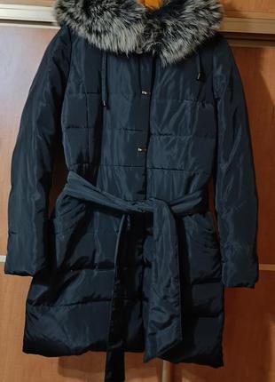 Пуховик стёганый с капюшоном под пояс застёжка молния и кнопки