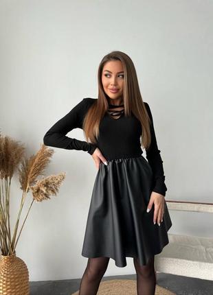 Стильное женское платье до колена расклешенное