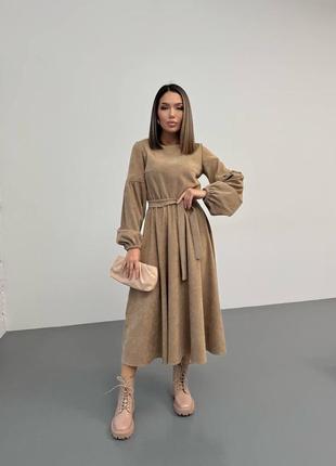 Стильное вельветовое платье миди с поясом