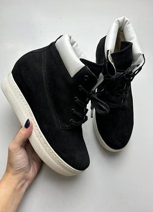 Зимние кеды на белой подошве замш