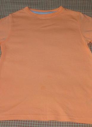 Яскрава футболка