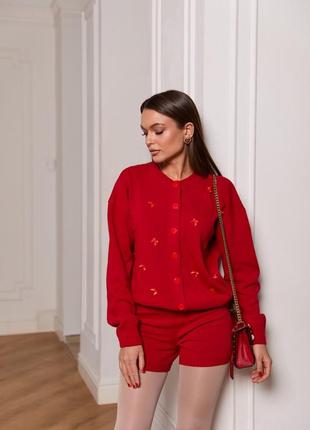 Яркая новинка, вязаный костюм с шортами