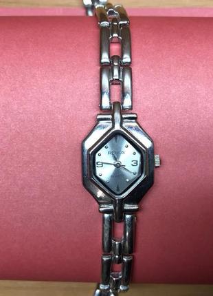 Жіночий годинник бренда rado classic виготовлений у сріблястому кольорі циферблат шестикутник сріблястий
